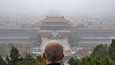 Pekingin keskustassa sijaitseva Kielletty kaupunki peittyi perjantaina savusumuun.