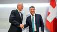 Credit Suissen hallituksen puheenjohtaja Axel Lehmann (vas.) kätteli UBS:n hallituksen puheenjohtajaa Colm Kelleheriä sunnuntaina.