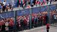 Liverpoolin kannattajat joutuivat odottamaan stadionille pääsyä Mestarien liigan finaalissa.