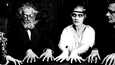 Psykoanalyysin nimissä mestarinaamioituja tohtori Mabuse (Rudolf Klein-Rogge, vas.) hallitsee niin spiritismin kuin hypnoosin.