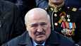 Valko-Venäjän presidentti Aljaksandr Lukašenka (kesk.) osallistui voitonpäivän seremonioihin Moskovassa tiistaina.