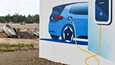 Volkswagenin ensimmäinen akkutehdas tulee Salzgitteriin, Ala-Saksin alueelle. Kuva kyltistä latauksessa olevasta sähköautosta tehtaan työmaalla toukokuussa 2022.