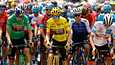 Tanskalainen Jonas Vingegaard lähdössä Tour de Francen etapille johtajan keltainen paita yllään 14. heinäkuuta vuonna 2022.