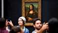Pariisilaisen Louvren museon kävijät ottivat selfieitä Mona Lisan edessä lokakuussa 2019.