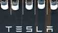 Sähköautoja Teslan tehtaan pysäköintialueella Fremontin kaupungissa Kaliforniassa.