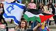 Opiskelija piteli Israelin ja Palestiinan lippuja Tel Avivissa maanantaina.