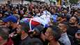 Yhteenotossa Israelin joukkojen kanssa kuollutta palestiinalaismiestä kannettiin hautajaiskulkueessa Nablusissa tiistaina. 