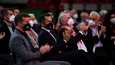 Bayern Münchenin kunniapuheenjohtaja Uli Hoeness (keskellä, valkea maski) osallistui vuosikokoukseen.
