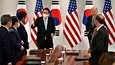 Etelä-Korean presidentti Yoon Suk-yeol esitteli Yhdysvaltain virkaveljelleen Joe Bidenille virkamiehiään lauantaina.
