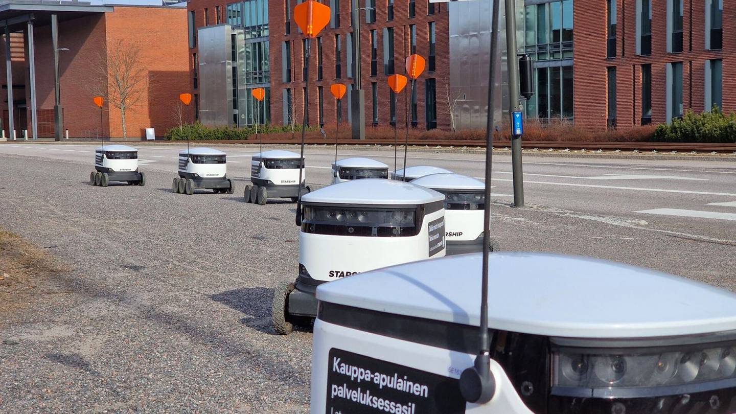 HS Espoo | Ruokaa kaupasta toimittavat robotit jäivät jumiin risteykseen Espoossa, sillä kukaan ei ollut painamassa liikennevalojen nappia