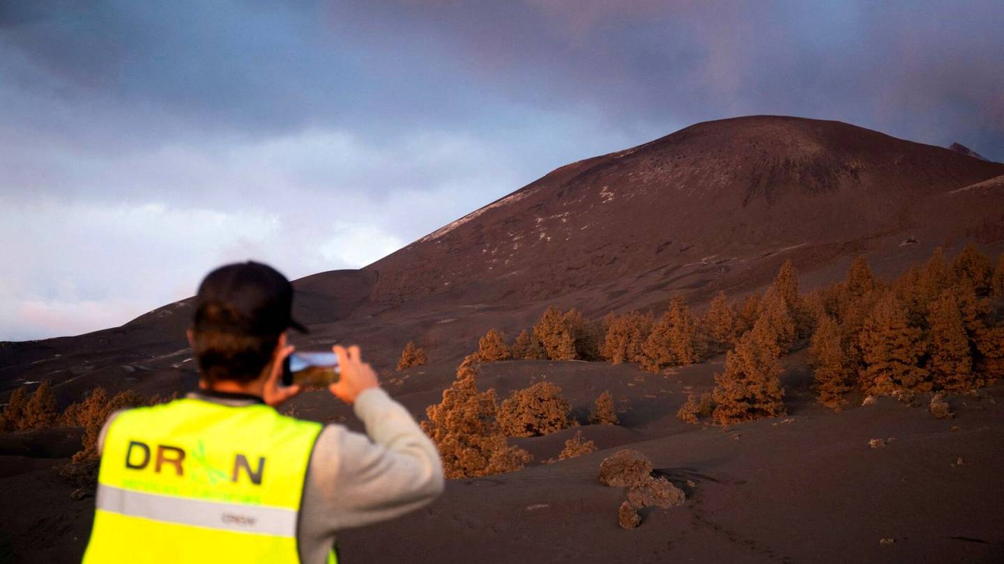 Tulivuoret | Yli kolme kuukautta jatkunut tulivuoren­purkaus La Palman saarella julistettiin päättyneeksi