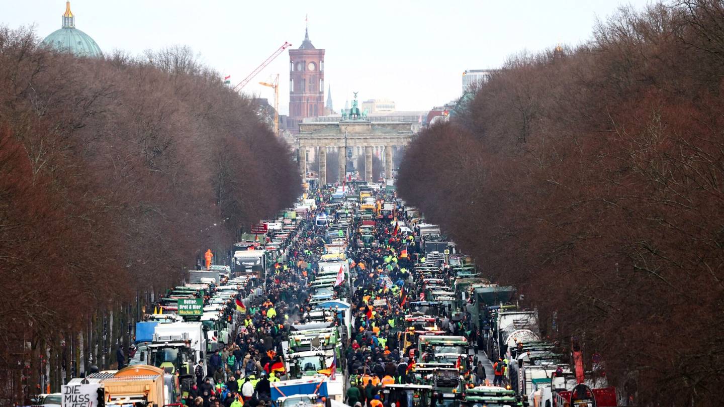 Saksa | Tuhannet traktorit lamauttivat Berliinin suurena protesti­päivänä