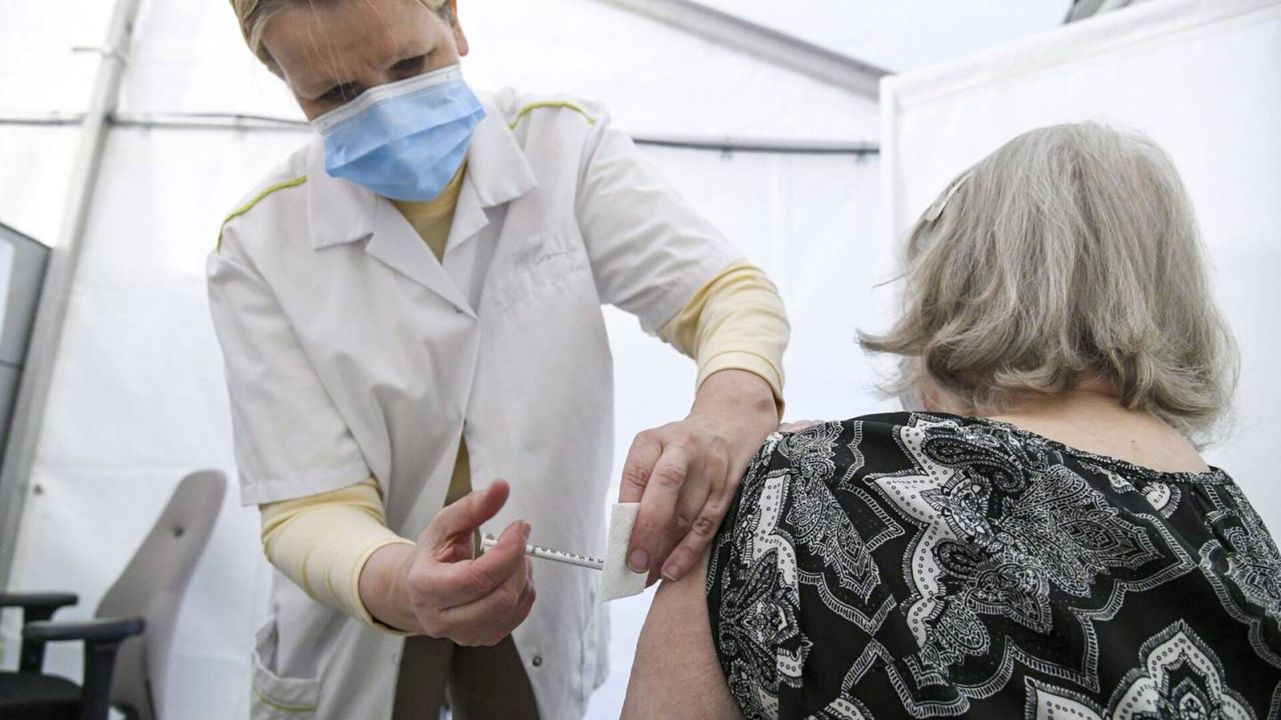 Koronavirus | Pirjo-Riitta Puro, 75, käveli popup-pisteelle ja sai neljännen rokotteen suosituksista huolimatta – ”Kukaan ei kysynyt mitään”