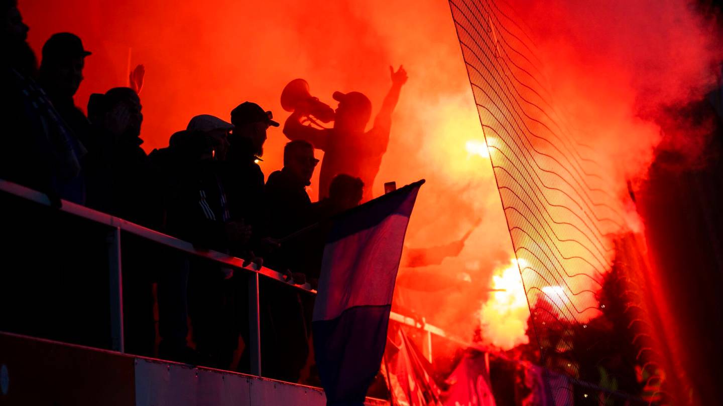 Jalkapallo | Kymmenet HJK:n kannattajat rynnivät stadionille pyrojen kanssa – HJK:lle ja IFK Mariehamnille sakkoja