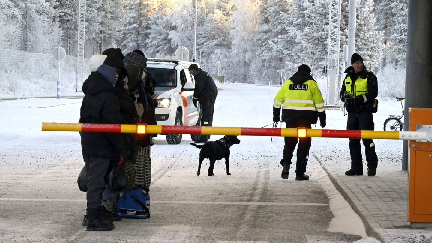 Itäraja | Muistio: Venäjä auttaa rajan­ylittäjiä Suomen rajalle – näin hallitus perustelee raja-asemien sulkemista