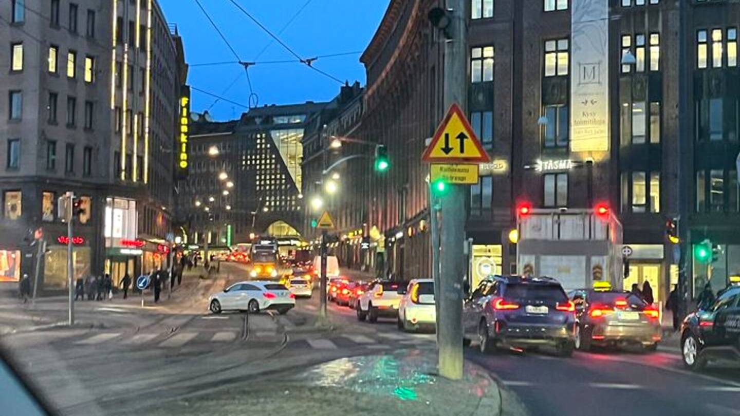 Lakko | Helsingin keskusta ruuhkautui alku­illasta – Autot ajoivat ratikka­kiskoilla