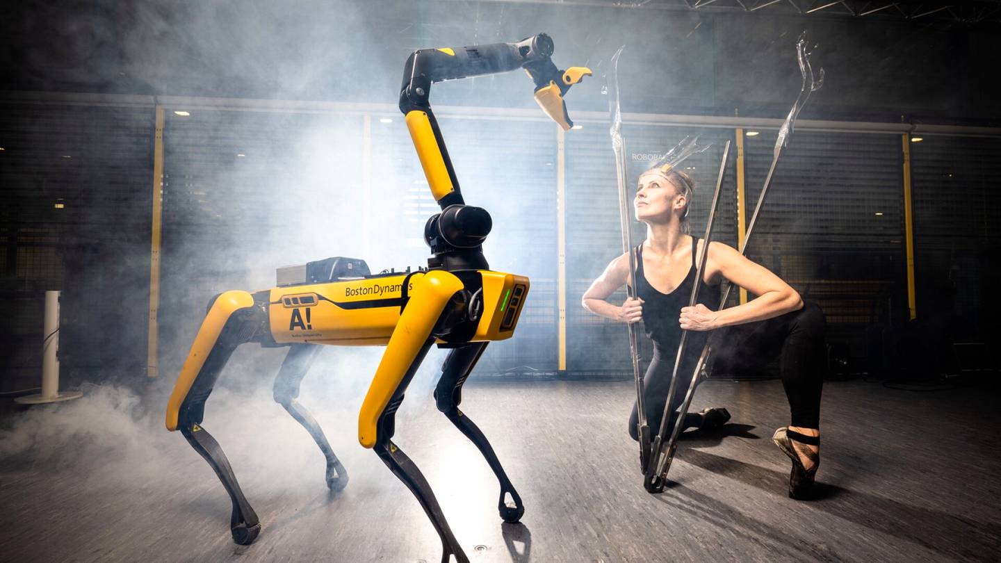 Tanssi | Maailmankuulu robottikoira aiheuttaa karmivan tunteen: Video näyttää, miten robotti tanssii ihmisen kanssa Espoossa