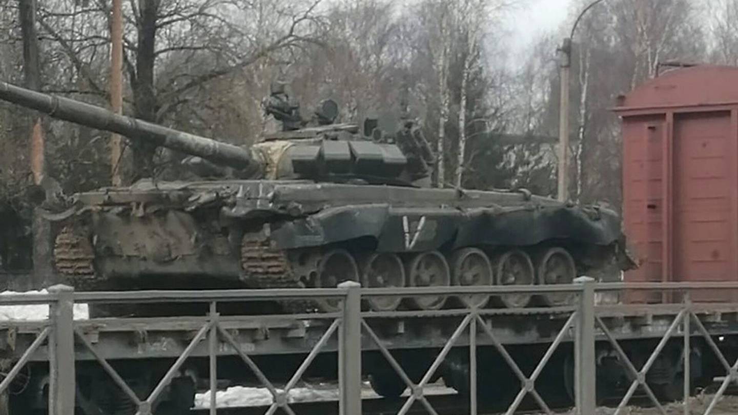 Kirjeitä Venäjältä | Tätäkö on sota? Pietarin lähellä lastattiin panssarivaunuja juniin kahden päivän ajan ja juhlittiin rajavartijoita