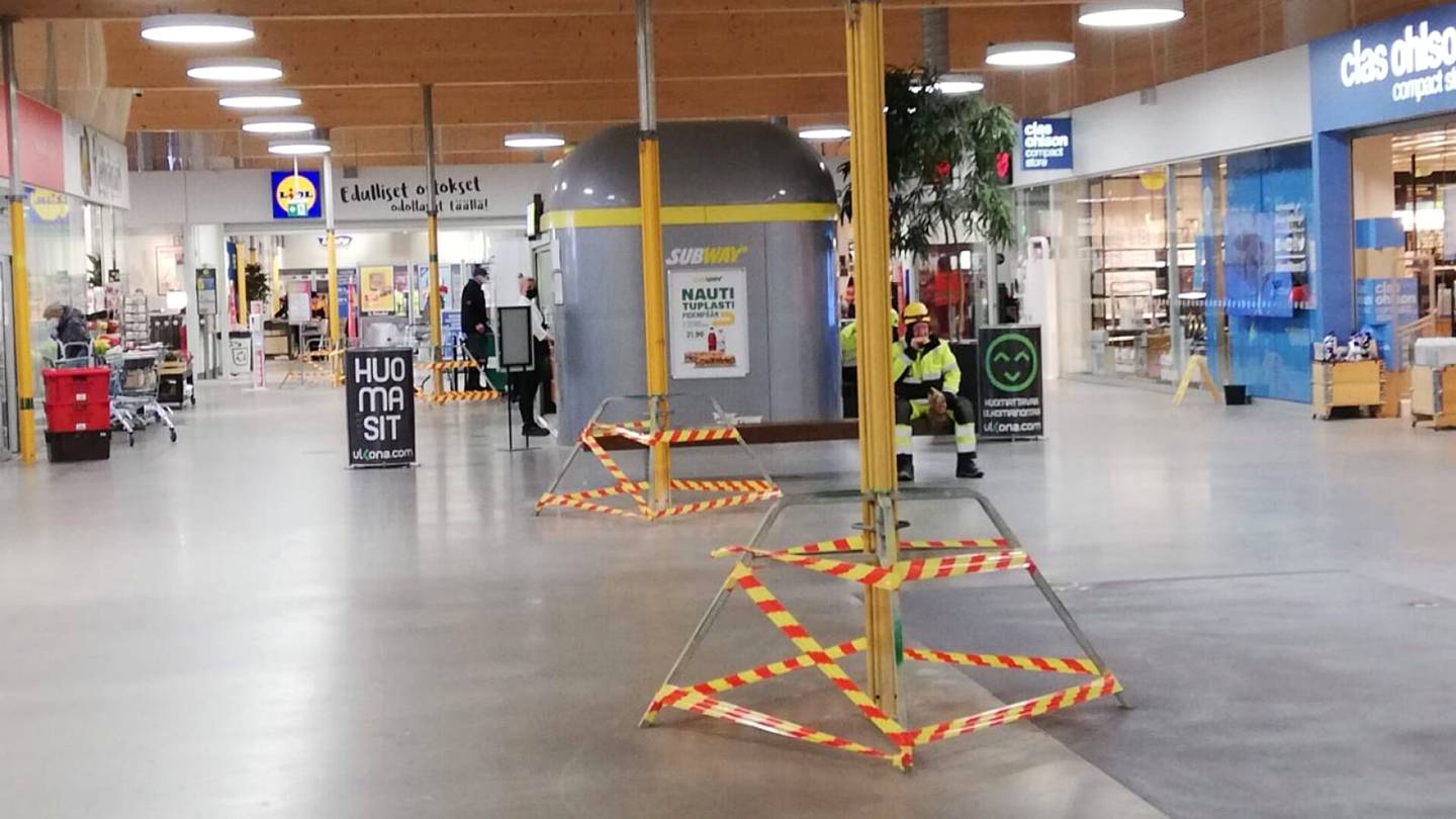 HS Espoo | Espoolaisen kauppa­keskuksen katto uhkasi notkahtaa lumi­kuormasta – tueksi asennetut teräs­palkit säikäyttivät asiakkaat