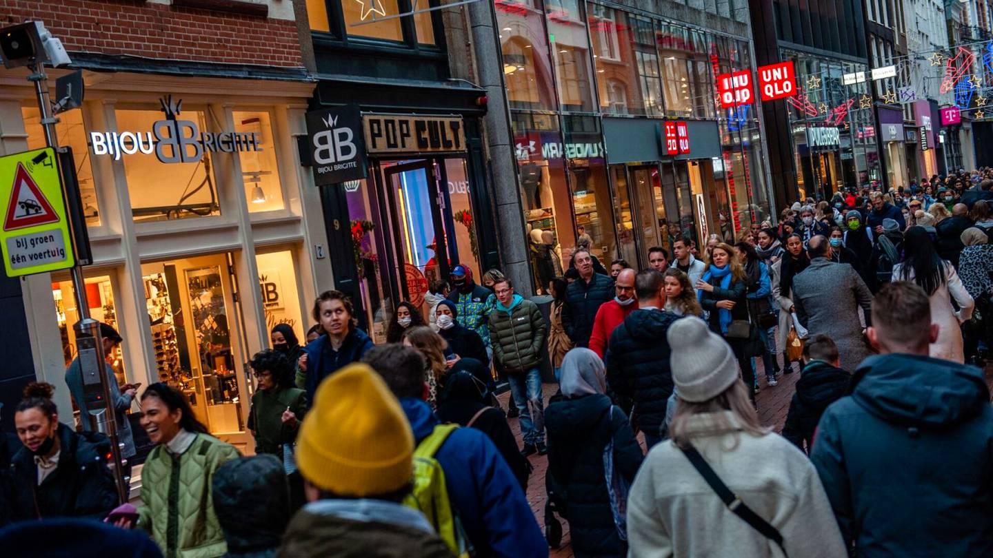 Koronavirus | Hollannissa kauppiaat eivät usko sulku­tilaan, asiakkaiden pelätään lähtevän joulu­ostoksille Belgiaan ja Saksaan