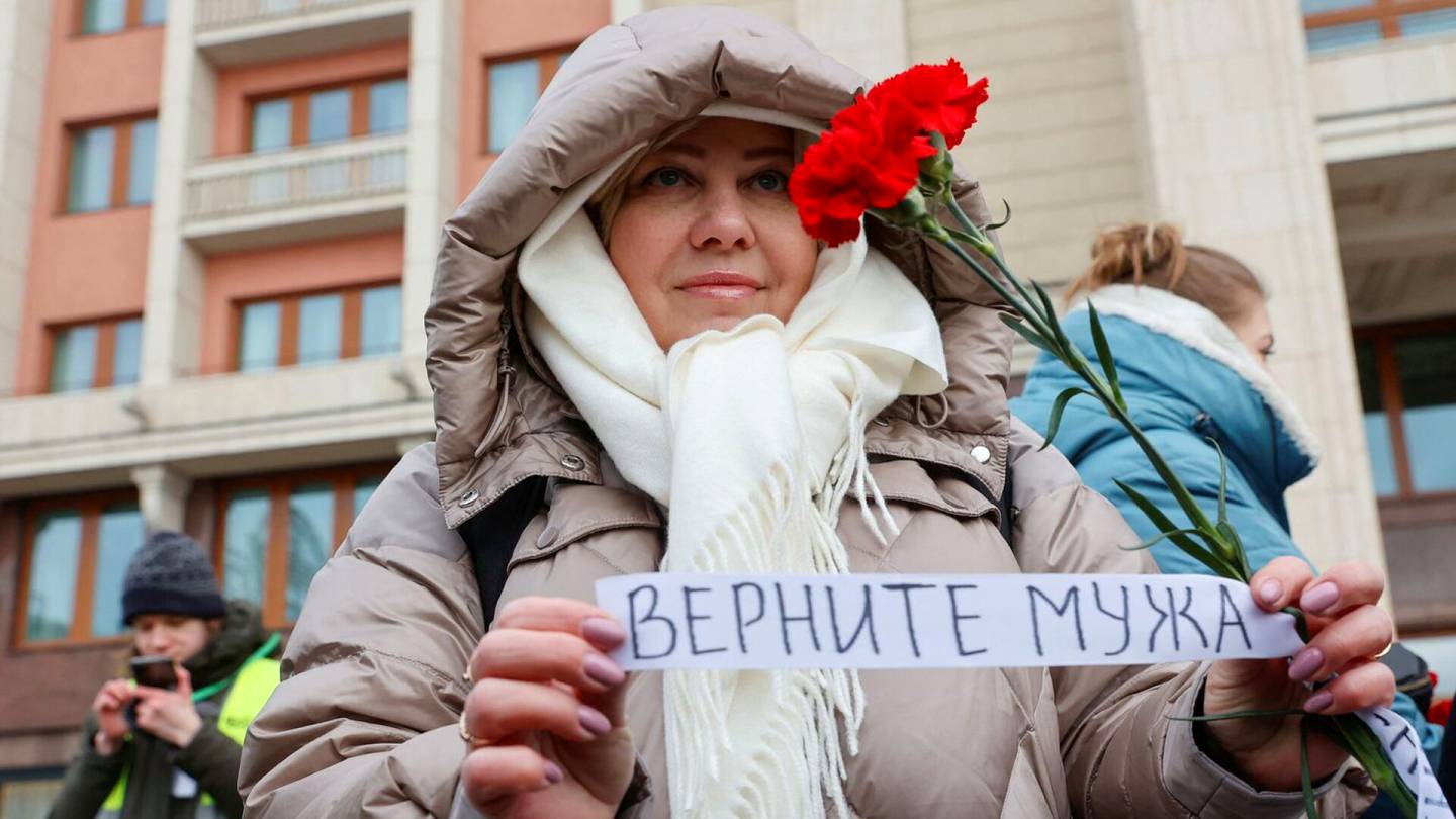 Venäjä | Sotilaiden vaimot ja äidit osoittivat mieltään Kremlin kupeessa – ”Haluan että mieheni palaa kotiin”