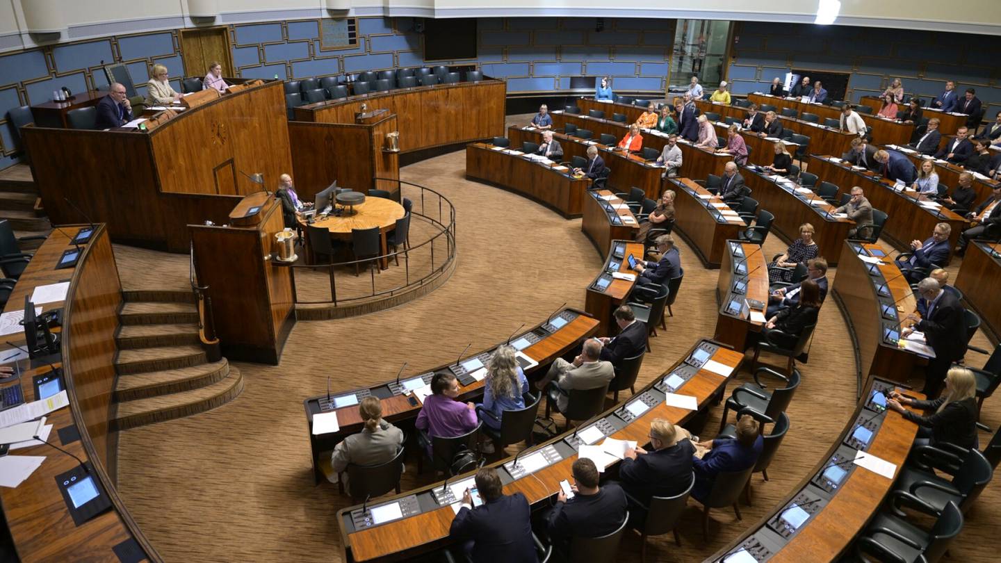 Eduskunta | Istuntokauden venyminen ei harmita, vakuuttavat kansan­edustajat: ”Keskikesä perustuslaki­valiokunnassa on kuumempi kuin jossain hiekka­rannalla”