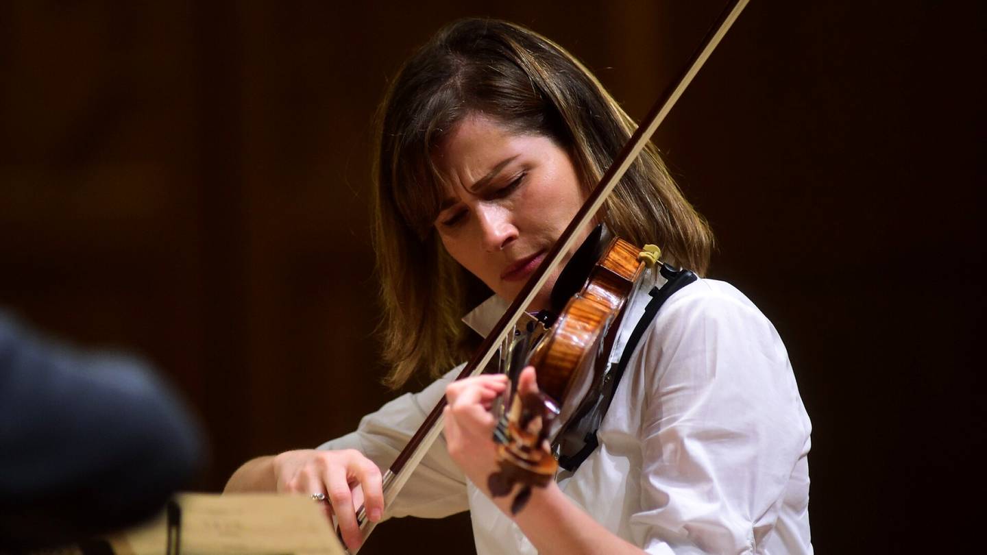 Musiikki | Georgialais­syntyinen viulisti­tähti Lisa Batiashvili ei suostu esiintymään Valeri Gergijevin kanssa: ”Ei voi enää sanoa, että hän on ’vain’ muusikko”