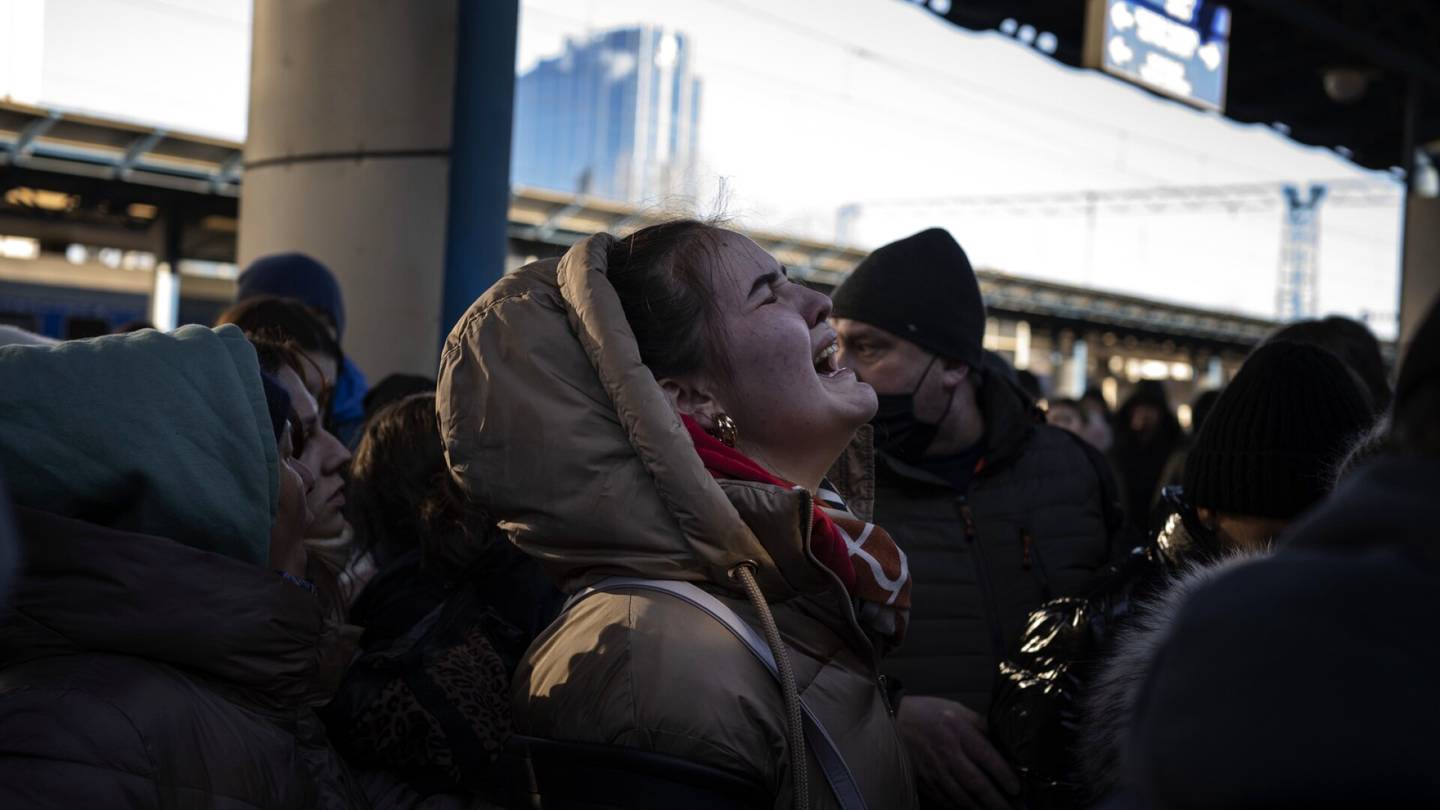HS Ukrainassa | Valokuvaaja Niklas Meltio ikuisti ukrainalaisten hädän hetket täpö­täydellä Kiovan asemalla – kuviin tarttui myös toivon kipinöitä siviili­joukkojen eväs­tauolta