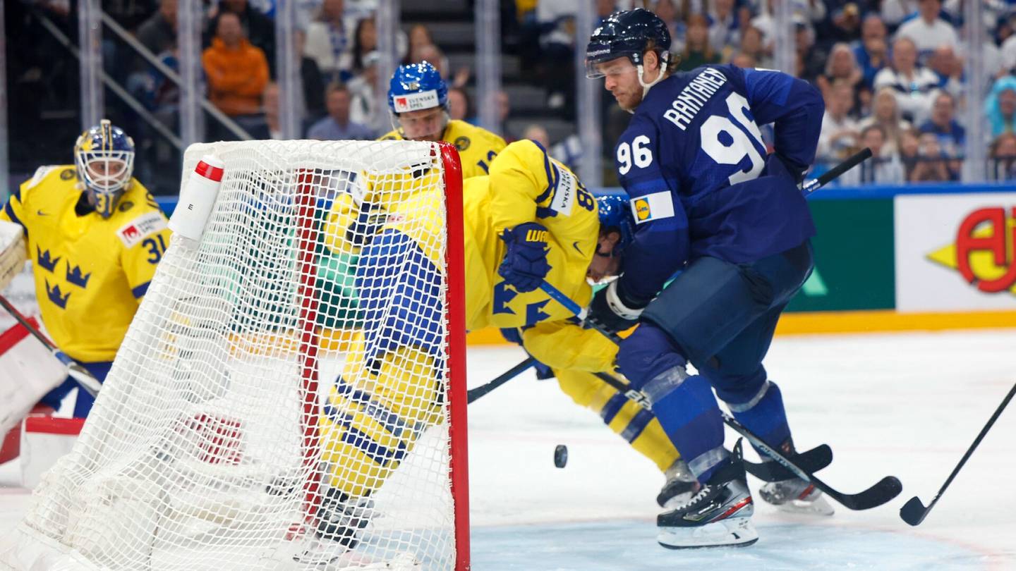 Jääkiekon MM-kisat | Kiekot pomppivat super­tähti Mikko Rantasen lavassa: ”Siinä on nyt joku puristus”