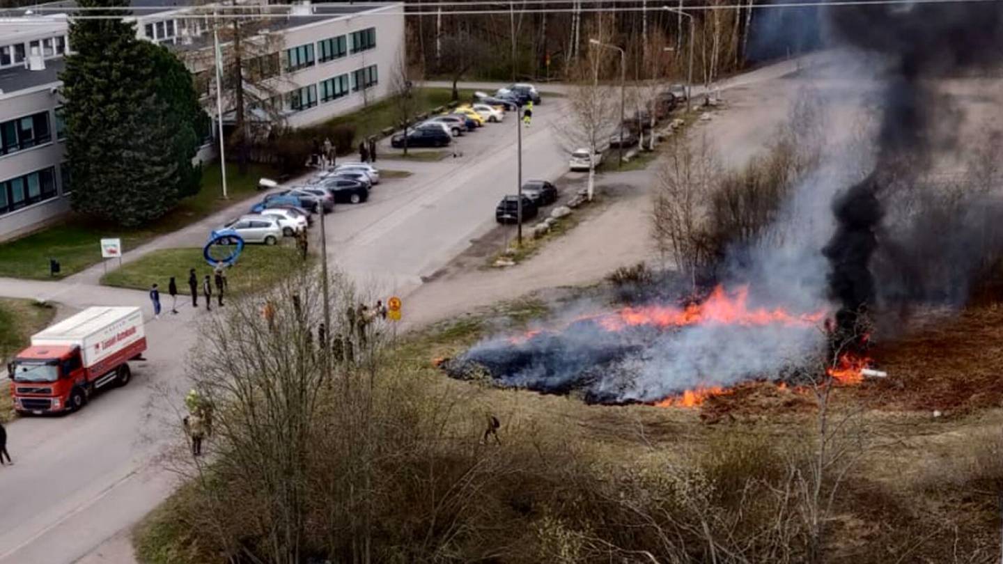 Tulipalot | Maastopalo leimahti Helsingissä – Epäillään alkaneen tulitikkuleikeistä