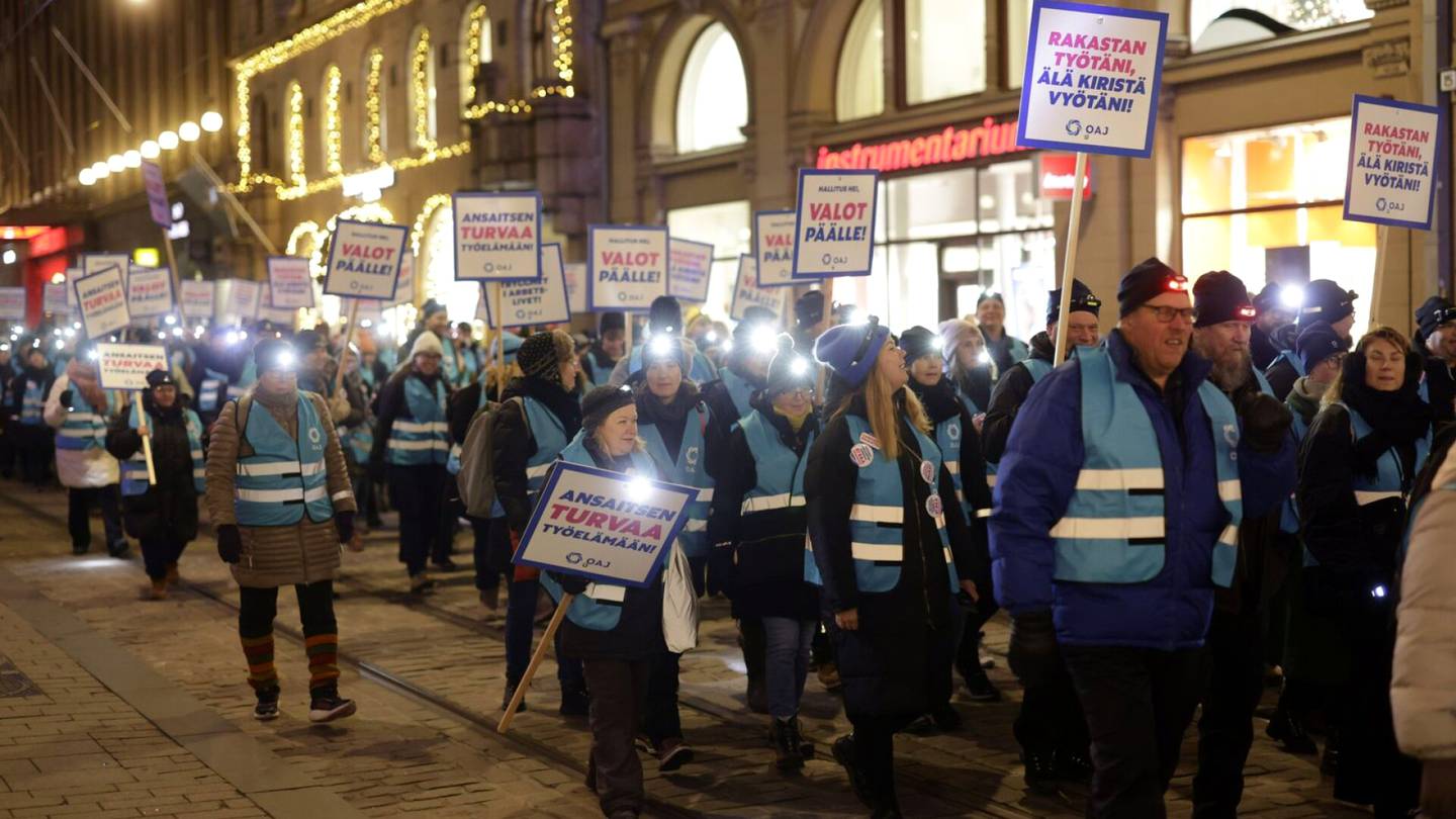 Mielenosoitukset | Opetusalan ammattilaiset marssivat Helsingissä, osoittivat mieltään hallituksen politiikkaa vastaan