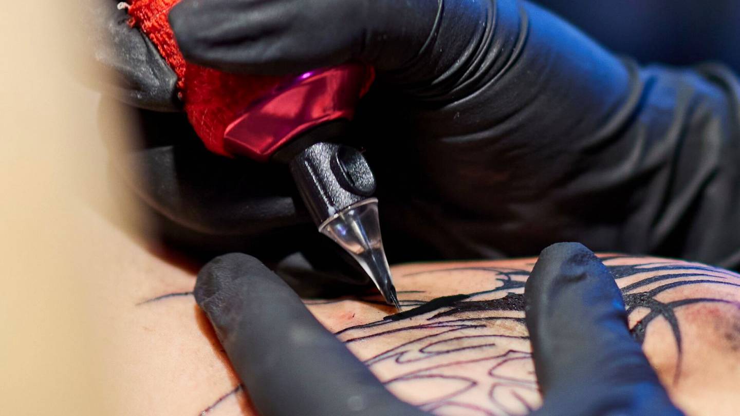 Tatuoinnit | Helsinkiläis­naisen tatuointi naurattaa: ”Hupsista saatana”