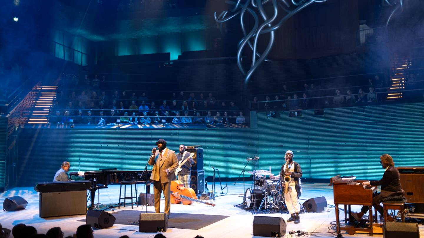 Konserttiarvio | Grammy-palkittu jazzlaulaja Gregory Porter villitsi hillitysti Musiikkitalossa