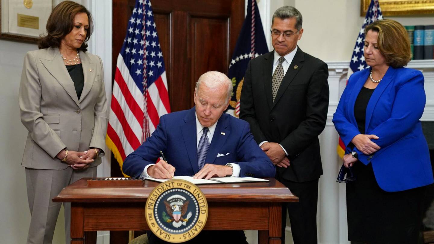 Yhdysvallat | Joe Biden allekirjoitti presidentin asetuksen abortti­oikeuden suojelemiseksi