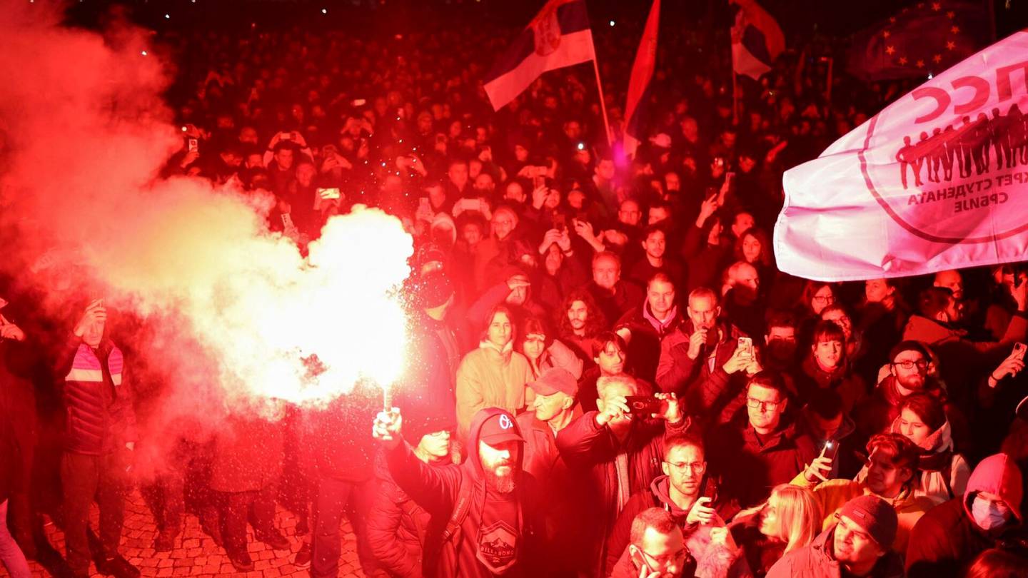 Serbia | Tuhannet mielen­osoittajat vaativat vaali­tuloksen mitätöimistä Belgradissa
