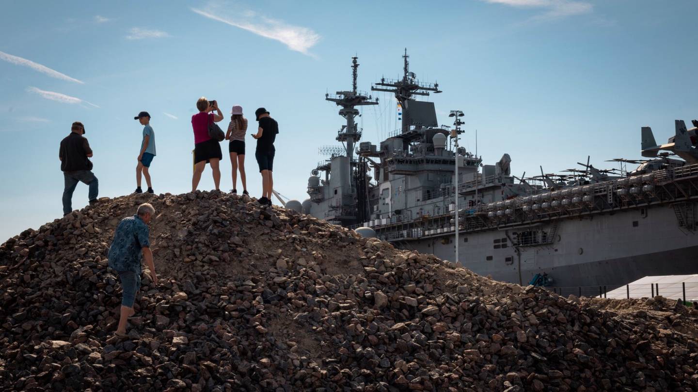 Sotaharjoitukset | USS Kearsarge -aluksen vierailu veti Herne­saareen pienen kansain­vaelluksen: ”Ihan kuin olisimme elokuvassa, Amerikka tuli lähelle”