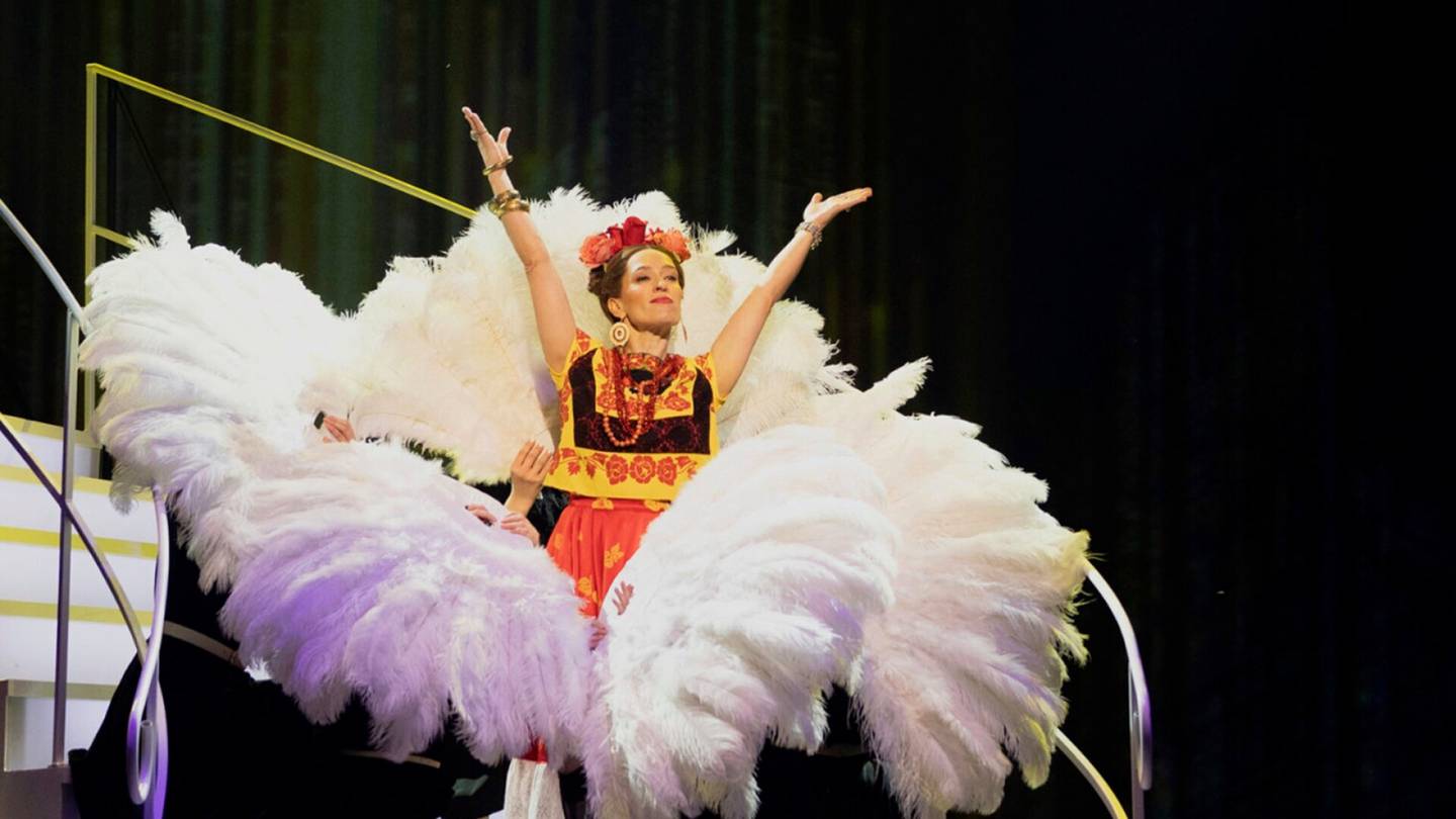 Teatteriarvio | Värikylläinen näytelmä kertoo Frida Kahlon tarinan luurankoineen ja lauluineen
