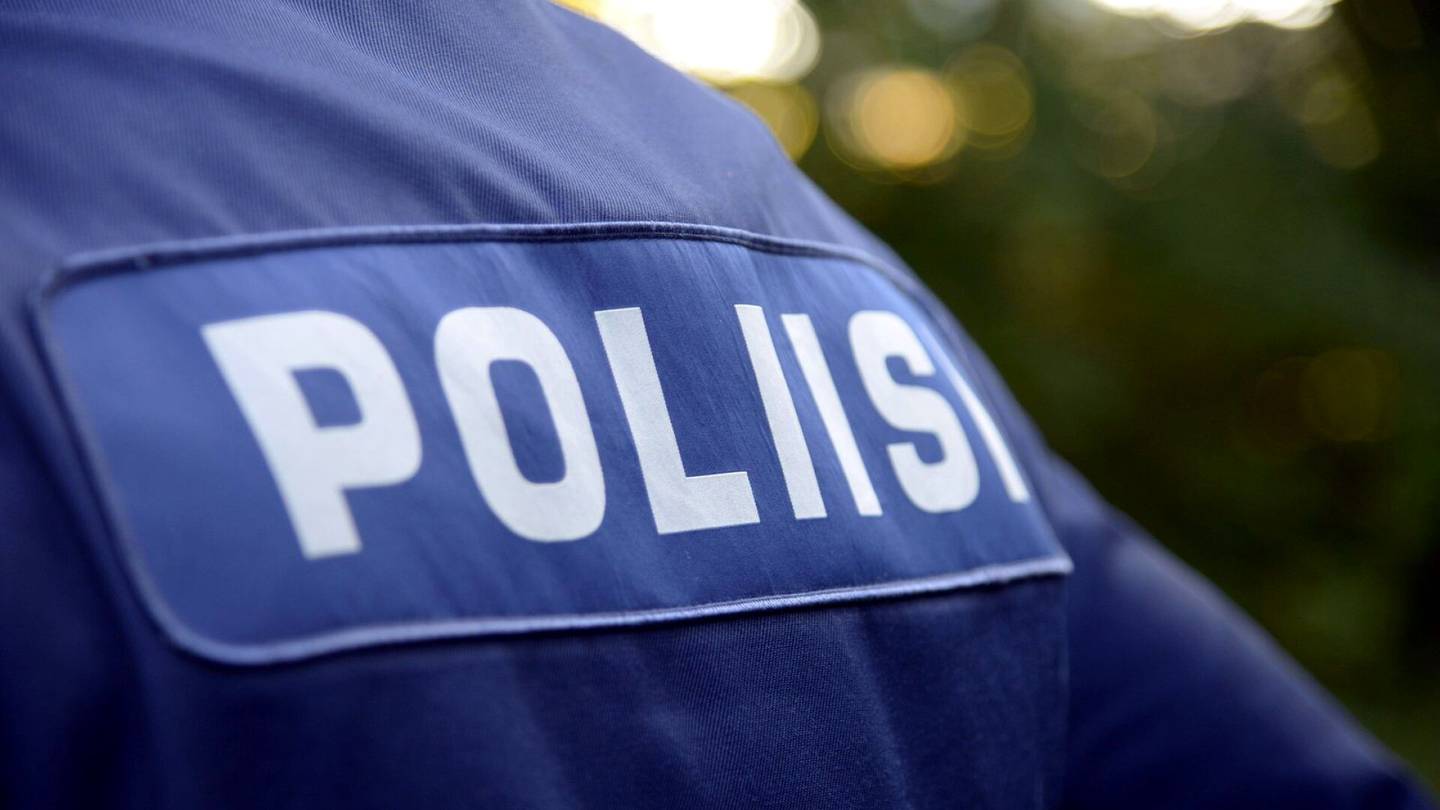 Rikosepäilyt | Poliisi otti kiinni useita ihmisiä asunnossa Helsingin Marjaniemessä