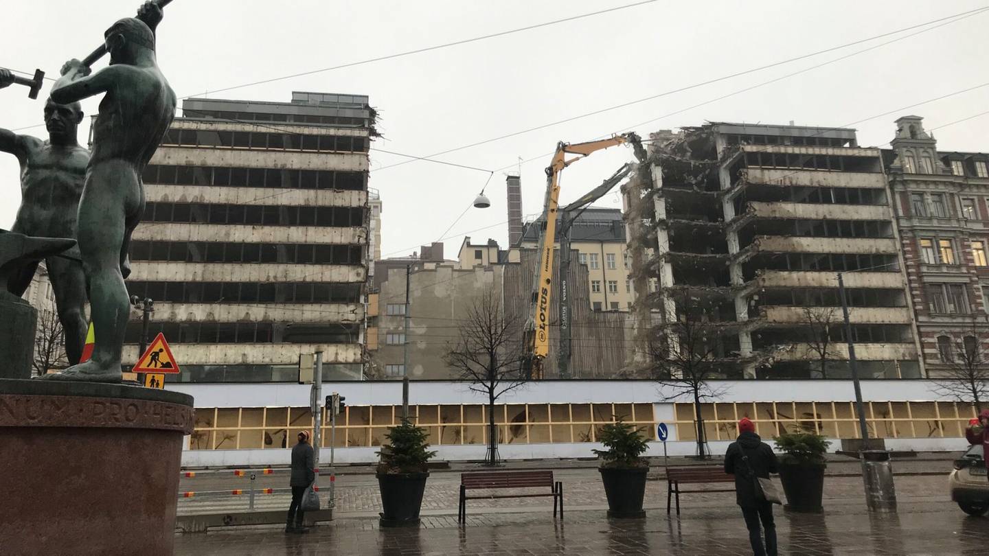 Työmaat | Suuri osa vanhasta liike­rakennuksesta katosi purkutöiden myötä Helsingin ydinkeskustassa