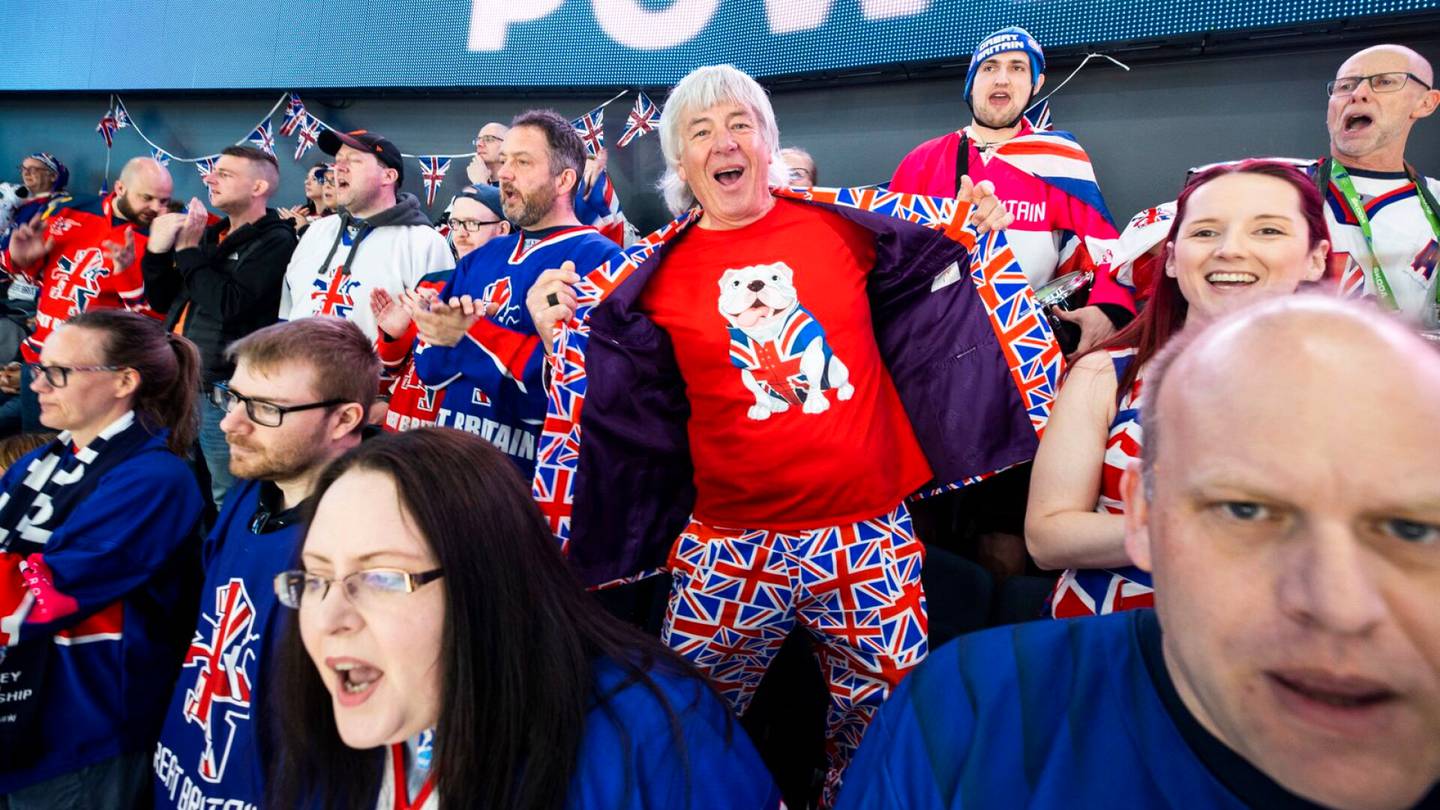 Jääkiekko | Brittifanien intohimo muutti Nokia-areenan jalkapallokatsomoksi – pitkän linjan kannattaja seuraa MM-kisoissa kaikki joukkueensa pelit