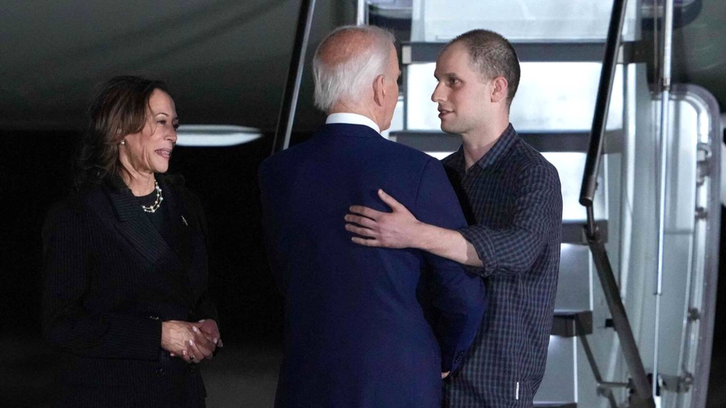 Vankienvaihto | Biden ja Harris vastaan­ottivat Venäjältä vapautetut vangit Yhdysvalloissa – ”Olen kotona”, sanoi Gershkovich