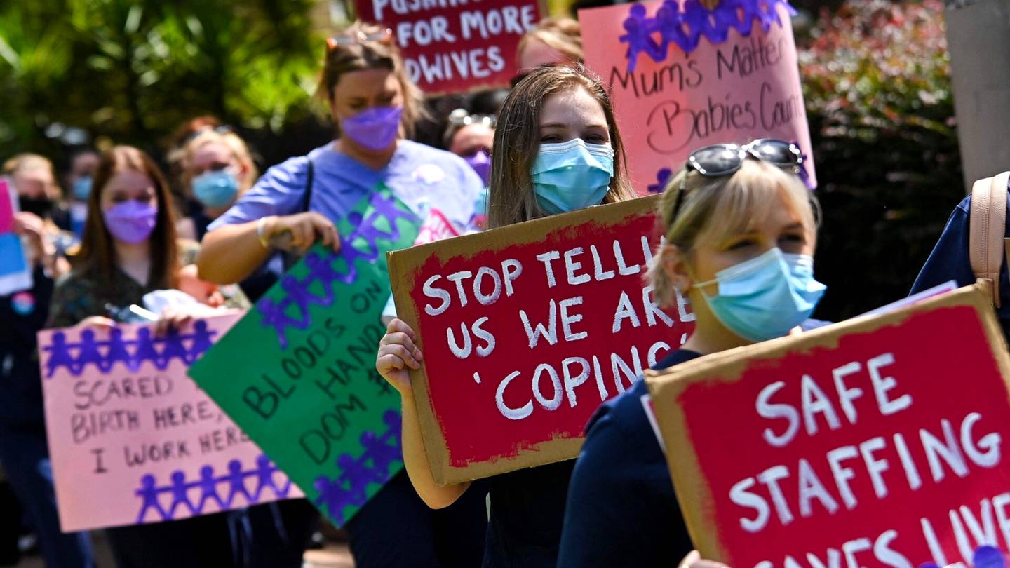 Australia | Sairaan­hoitajat vaativat lakolla helpotusta hoitaja­pulaan Australiassa – Video näyttää tuhansien hoitajien protestin Sydneyssä
