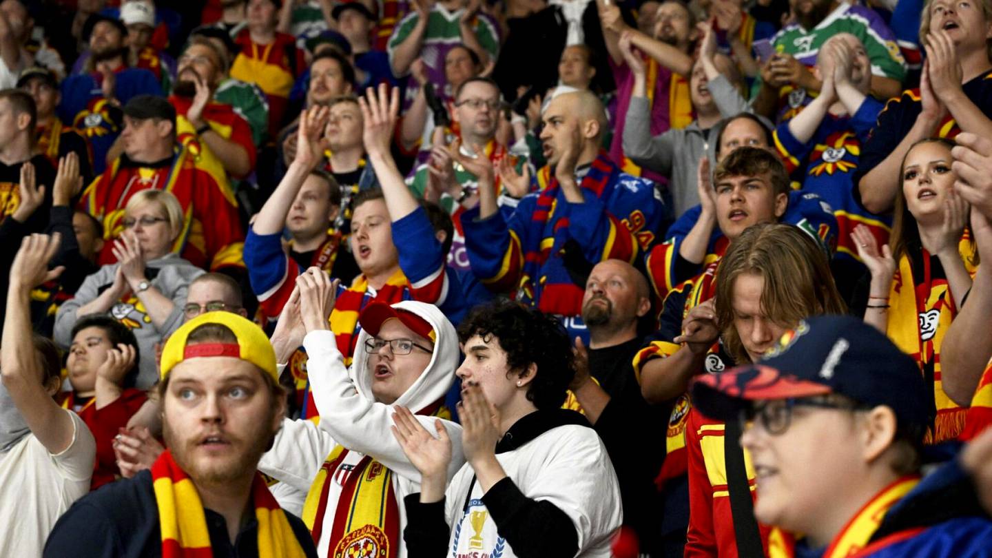 Jääkiekko | Tunteet roihahtivat paikalliskamppailussa Nordiksella, fanit hölmöilivät – Jokereille vakuuttava voitto ennätysyleisön edessä