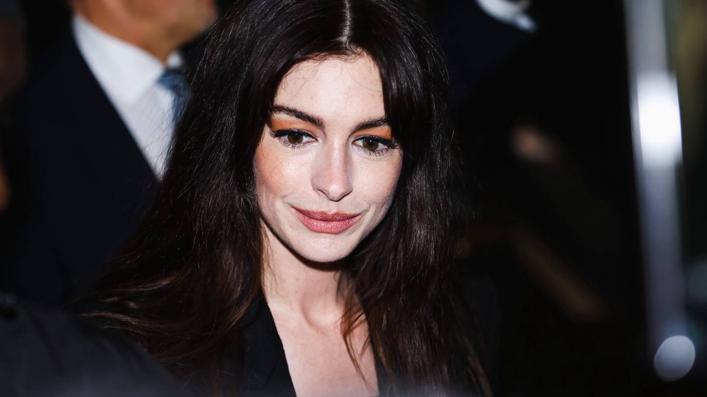 Elokuvat | Anne Hathaway suuteli koe-esiintymisessä kymmentä miestä: ”Teeskentelin olevani innoissani”