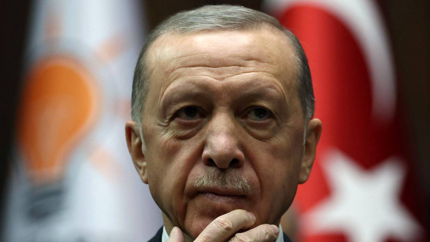 Turkin vaalit | Erdoğan peruu kampanja­tilaisuuksia maha­taudin takia