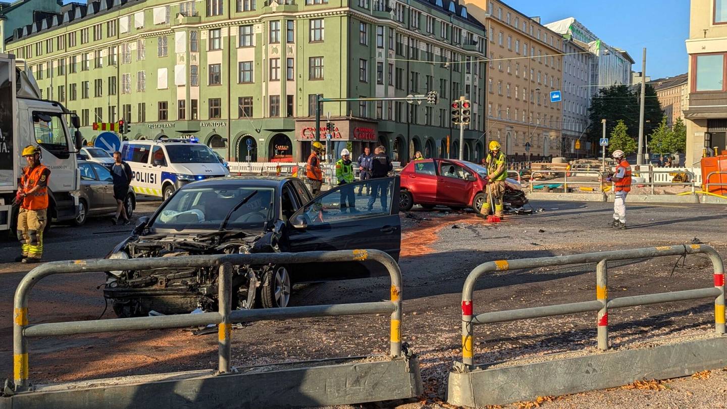 Helsinki | Kuljettaja pakeni poliisia ja ajoi kolarin Oopperan risteyksessä, Mannerheimin­tie poikki