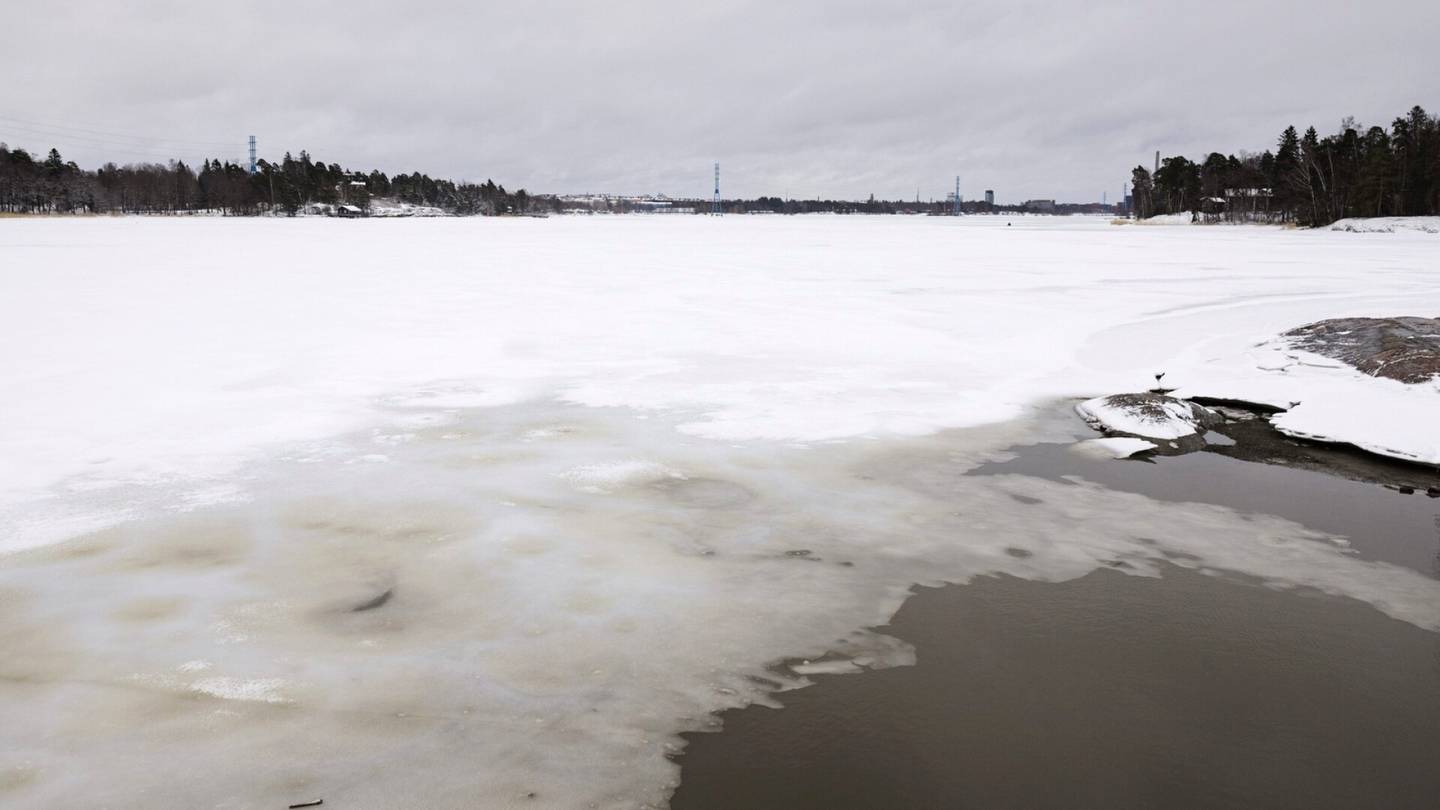 Meri | Jäät ovat nyt heikkoja, vuorokauden sisällä pelastettu useita jäihin pudonneita