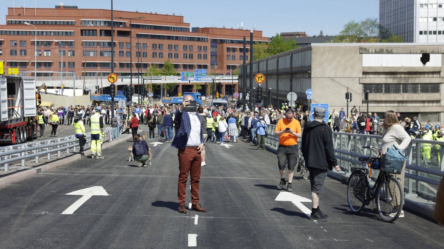 Liikenne | Uusi silta aukesi viimein – Helsinki päästi aluksi kävelijät ajoradalle
