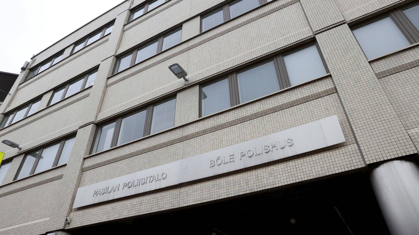 Tuomiot | Helsingin poliisiaseman vartija hermostui naisen kiilailusta ja sai syytteen syrjinnästä
