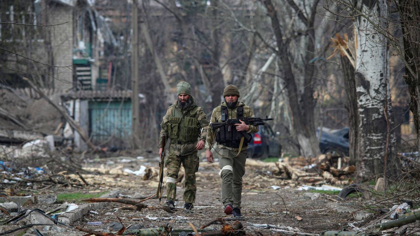 Venäjän hyökkäys | Tšetšeeni­johtaja Kadyrovin sotilaiden hurja maine horjuu: Rehvastelu ase­videoilla antaa erikoisen kuvan sotataidoista